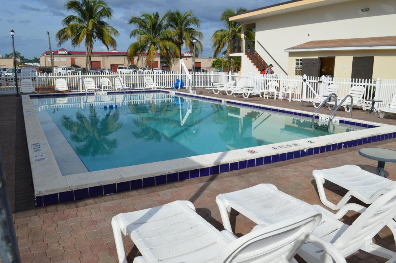 Americas Best Value Inn Fort Myers Exterior photo